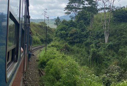 Sri Lanka mit Jugendlichen - Sri Lanka Family & Teens - Zugfahrt durch die Landschaft