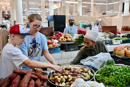 Oman Familienreise - Oman Family & Teens - Familie auf Souk in Nizwa