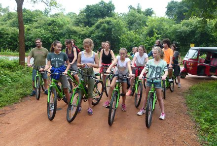 Sri Lanka Sommerurlaub mit Kindern - Gruppe auf Fahrrädern