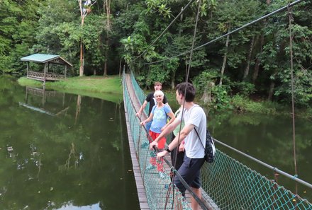 Familienurlaub Malaysia & Borneo - Malaysia & Borneo for family individuell - Rainforest Discovery Centre - Familie auf Brücke über Fluss