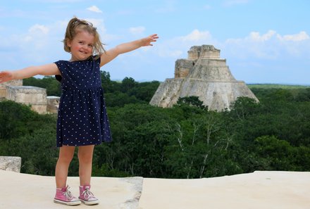 Mexiko for family Deluxe - Stätte von Uxmal - Kind vor Ruinenstätte