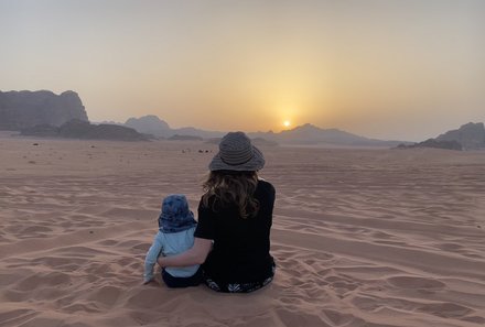 Jordanien Reise mit Kindern - Jordanien individuell im Mietwagen - Familie in der Wüste