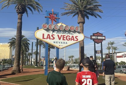 USA Südwesten mit Kindern - USA for family individuell - Kalifornien, Nationalparks & Las Vegas - Las Vegas - Kinder am Schild