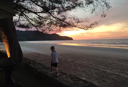 Familienurlaub Malaysia & Borneo - Malaysia & Borneo for family individuell - Karambunai - Kind am Strand bei Sonnenuntergang