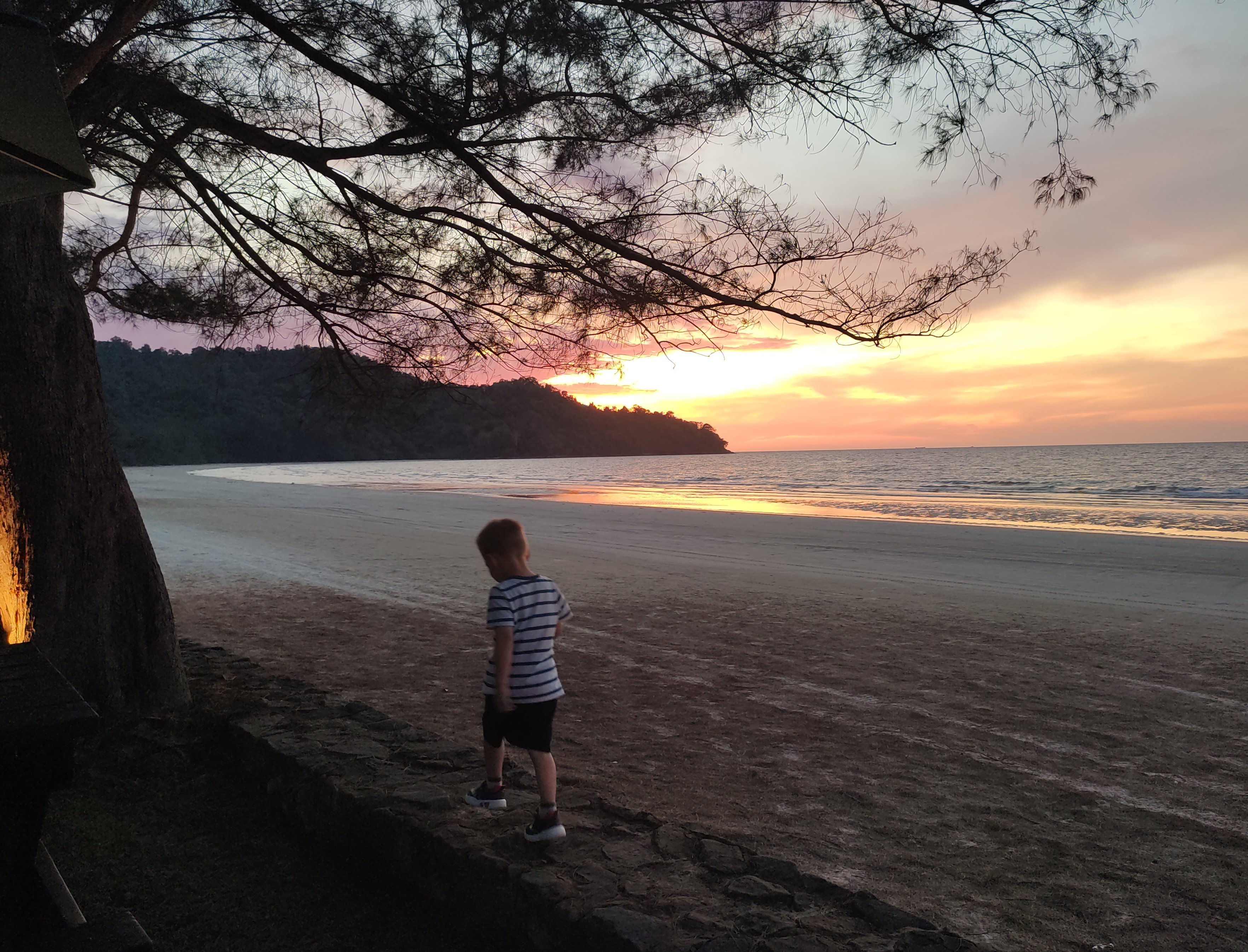 Borneo mit Kindern - Borneo mit Kindern Erfahrungen - Borneo Urlaub mit Kindern - Strandurlaub Borneo - Kind am Strand