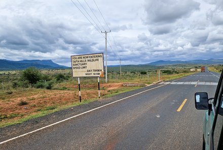 Kenia Familienreise - Kenia for family individuell - Best of Safari & Chale Island - Eingang Taita Hills Wildlife Sanctuary