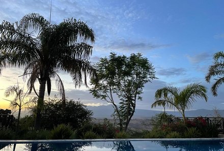 Serengeti mit Kindern individuell - Best of Familiensafari Serengeti - Pool mit Blick auf Palmen 