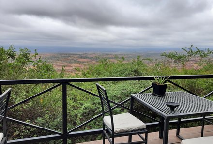 Serengeti mit Kindern individuell - Best of Familiensafari Serengeti - Terrasse mit Ausblick