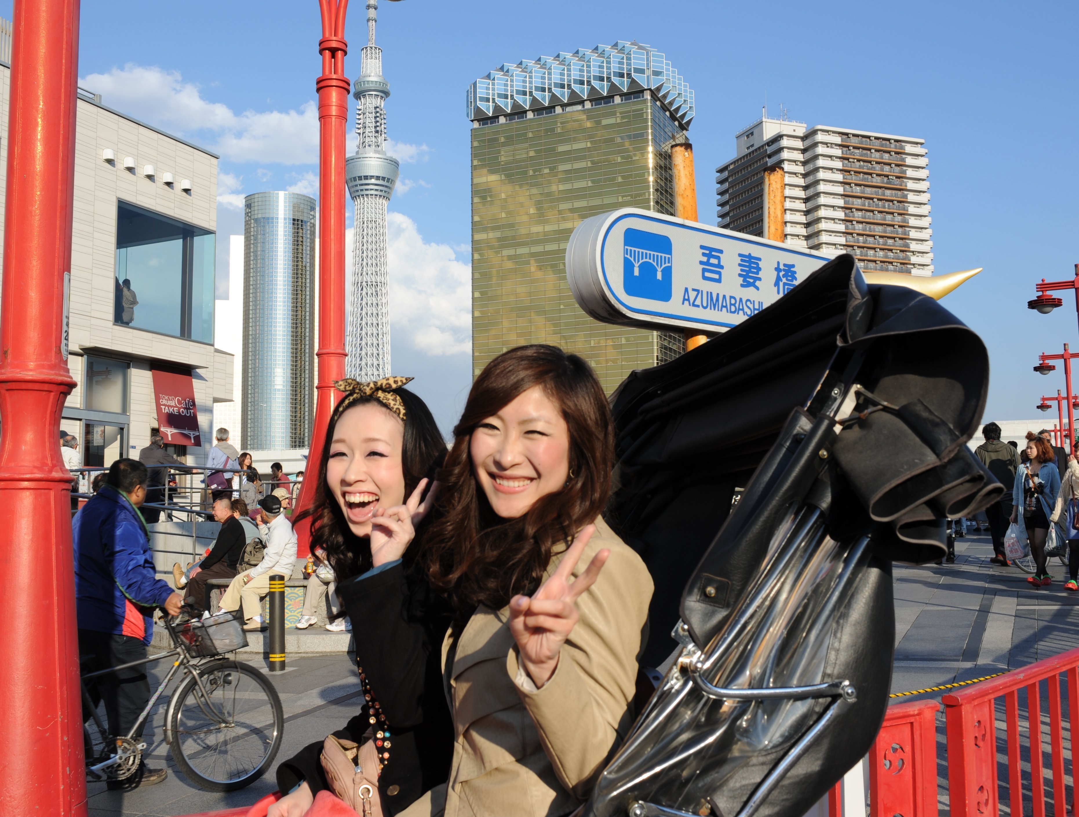 Familienreise Japan - Familienurlaub Japan - Einheimische mit Rikscha in Tokyo