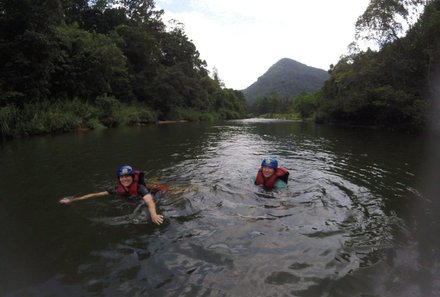 Sri Lanka mit Jugendlichen - Sri Lanka Family & Teens - Lisa Diehl und Daniela Schur beim Rafting - Schwimmen im Kelani